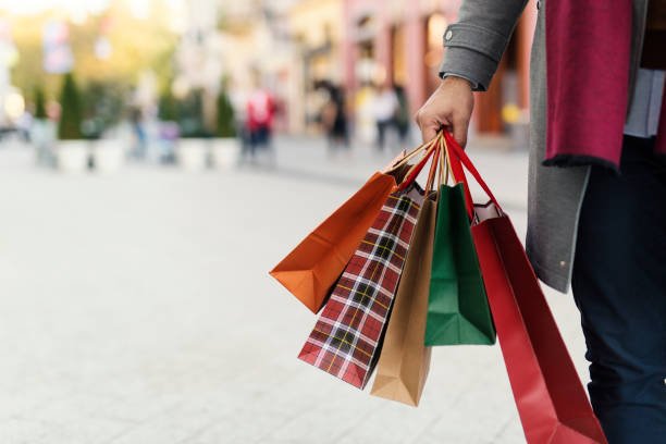 Is your Brand Reaching your Customers Today? 5 Keys to Profitable Omnichannel Customer Experiences. man holding shopping bags with presents on the street